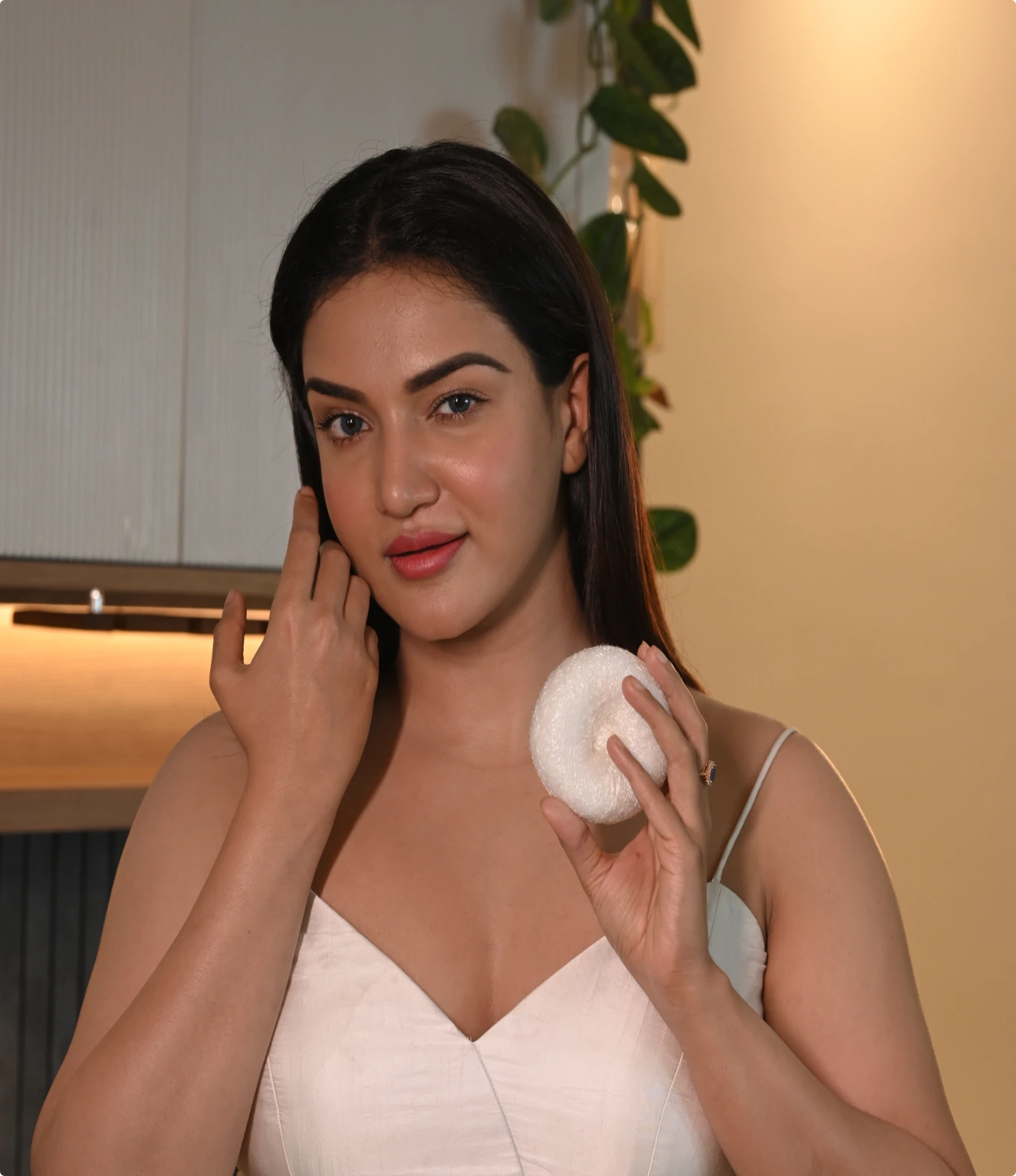 Model using honey premium soft bath scrubber